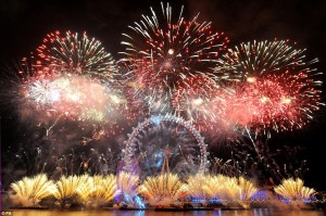 http://www.dailymail.co.uk/news/article-1343000/New-Year-2011-London-sees-New-Year-display-Thames.html